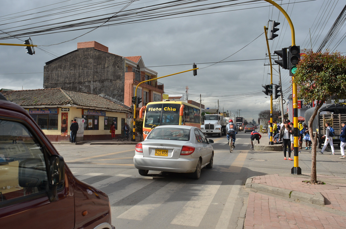 Las vías principales de Cota presentan un alto tráfico vehicular que aumenta el riesgo de accidentalidad y reduce espacios para otros modos de transporte y para peatones.