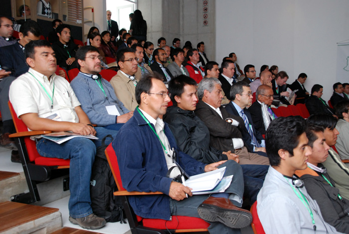 Estudiantes de Ingeniería, egresados y profesionales en el Edificio de Ciencia y Tecnología.